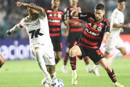 Neymar e Jorginho disputando a bola em confronto do Santos e Flamengo (Foto: Gilvan de Souza/Flamengo)