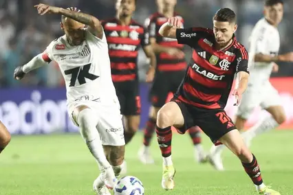 Neymar e Jorginho disputando a bola em confronto do Santos e Flamengo (Foto: Gilvan de Souza/Flamengo)