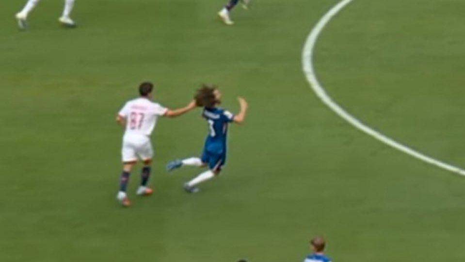 O momento que João Neves puxa o cabelo de Cucurella
