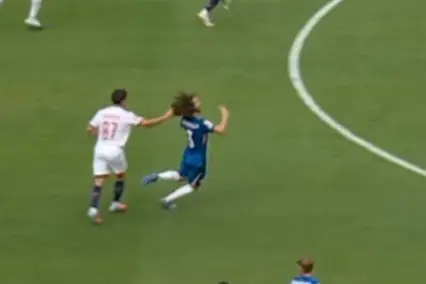 O momento que João Neves puxa o cabelo de Cucurella (Foto: Reprodução)