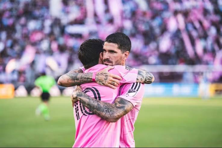 Rodrigo De Paul abraça Lionel Messi em sua estreia no Inter Miami
