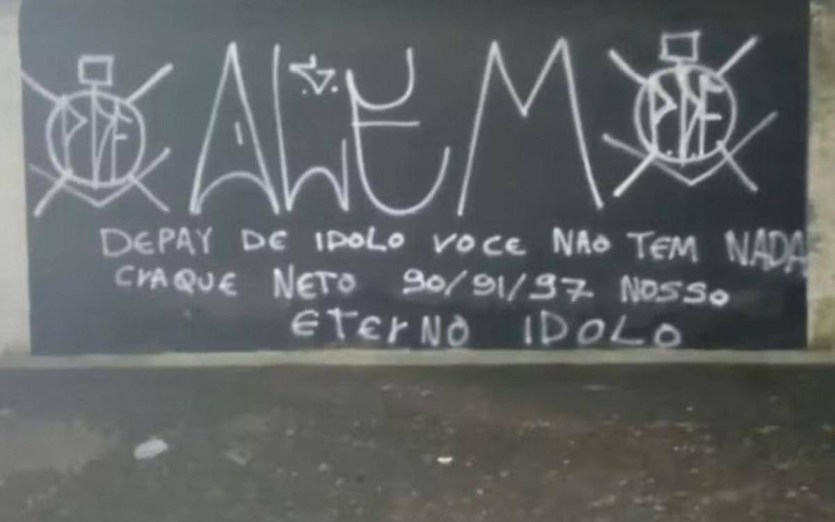 Torcedores picharam muros de sede do Corinthians