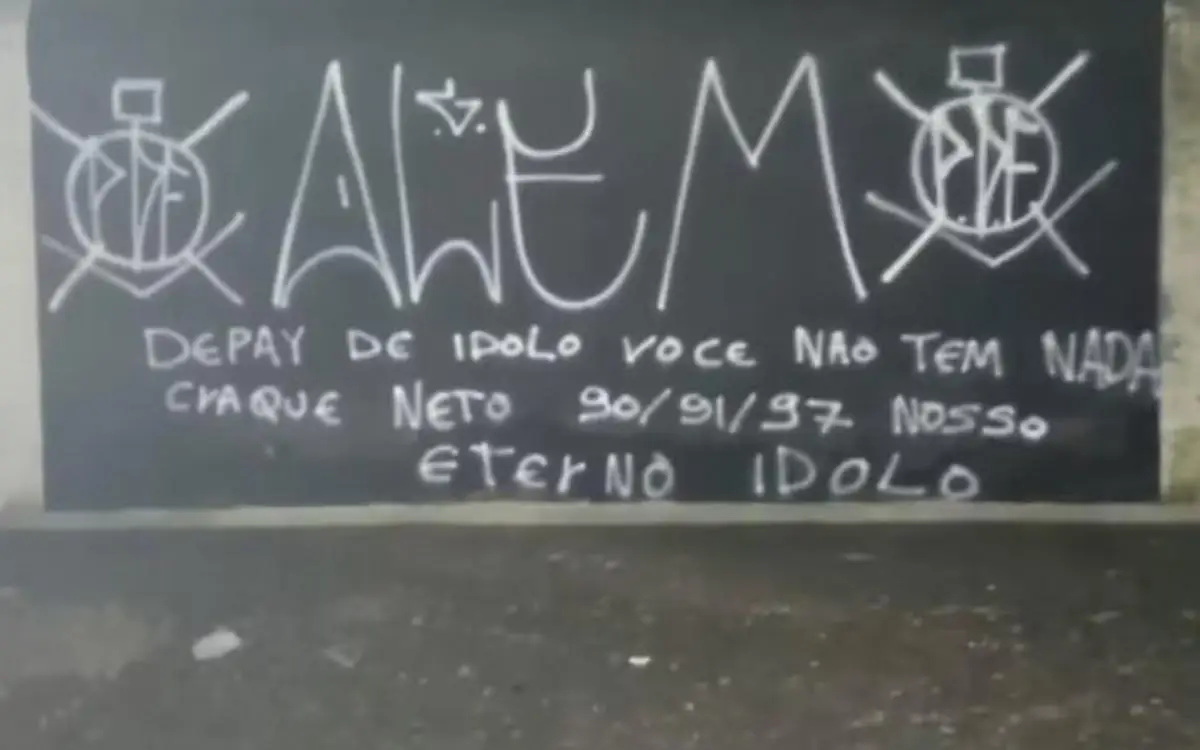 Torcedores picharam muros de sede do Corinthians
