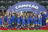 A capitã Marta ergue a 9ª Copa América da Seleção Brasileira Feminina (Foto: Lívia Villas Boas / CBF)