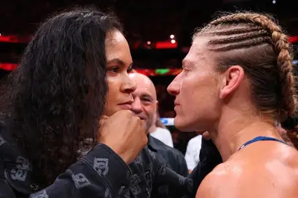 Amanda Nunes e Kayla Harrison em encarada no UFC 316 (Foto: Instagram/UFCEspanol) © Instagram/UFCEspanol)