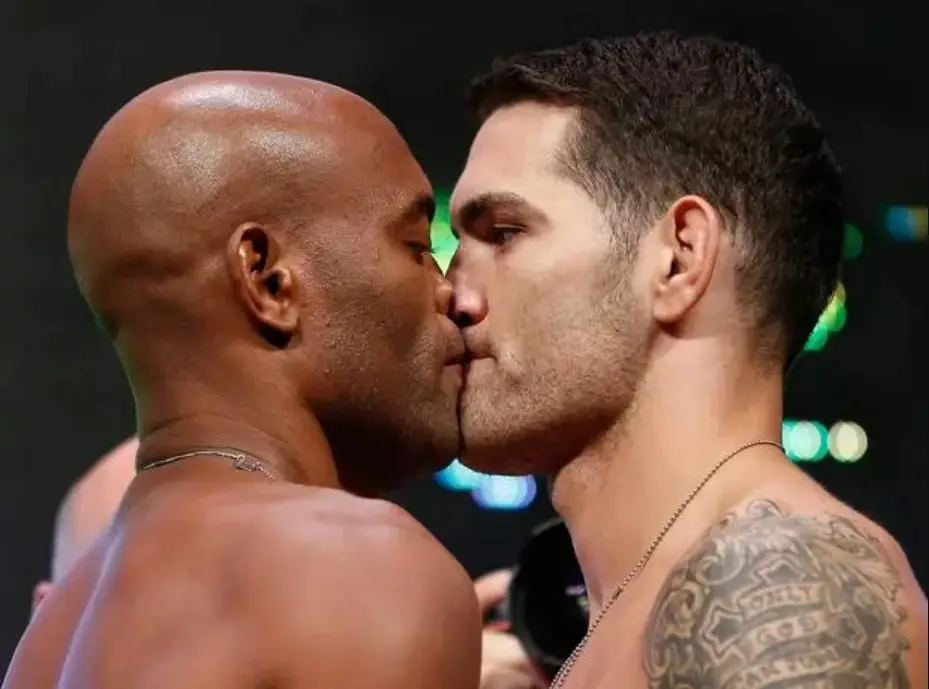 Anderson (esq.) beija Weidman (dir) na encarada antes da pesagem.