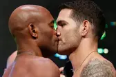 Anderson (esq.) beija Weidman (dir) na encarada antes da pesagem. (Foto: Getty Images)