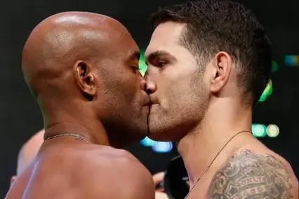 Anderson (esq.) beija Weidman (dir) na encarada antes da pesagem. (Foto: Getty Images)