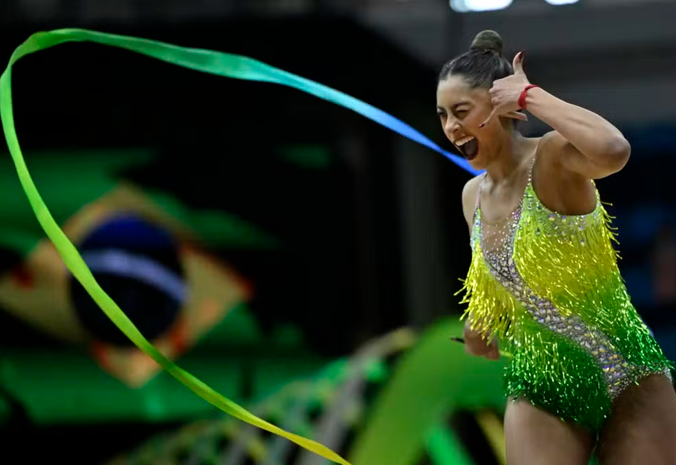 Bárbara Domingos se apresenta com a fita no Mundial de ginástica rítmica do Rio de Janeiro