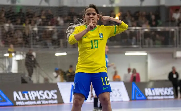 Brasil goleia Guatemala na estreia
