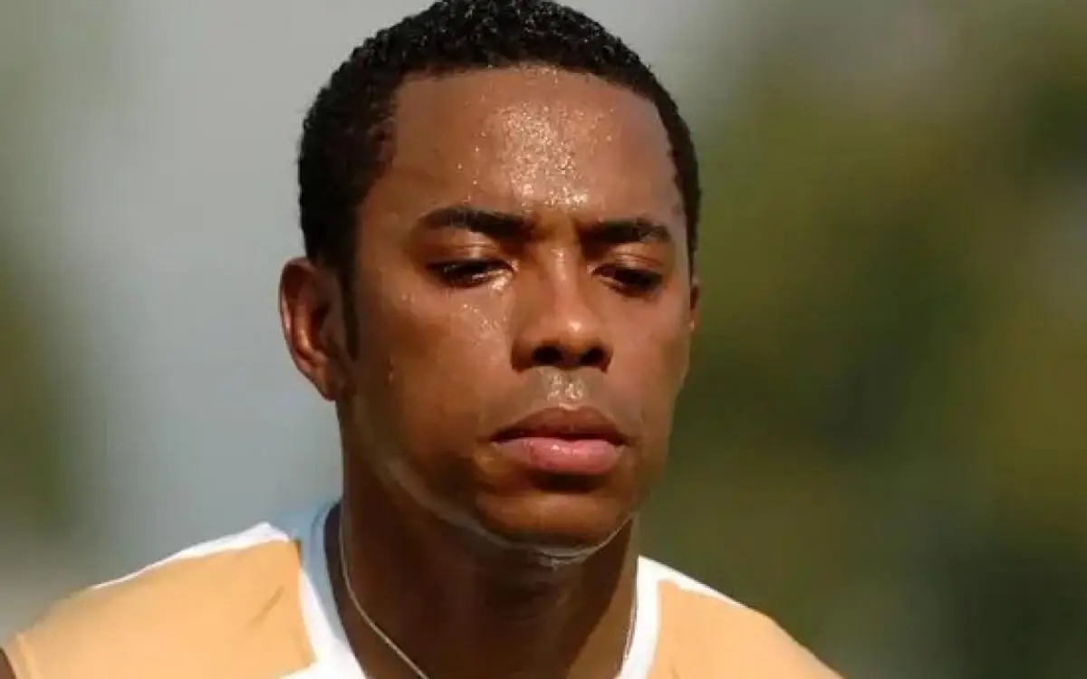 Condenado na Itália, Robinho cumpre pena no Brasil
