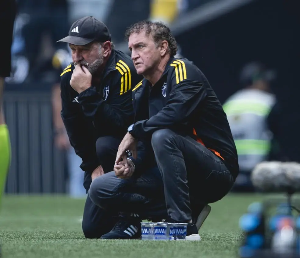 Cuca, técnico do Atlético-MG, ao lado de Cuquinha, irmão e auxiliar