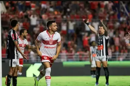 Dadá Belmonte faz o primeiro gol com a camisa do CRB (Foto: Ailton Cruz)
