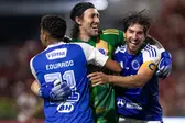 Eduardo, que fez um gol, e Cássio, que pegou pênalti, comemoram com o capitão Lucas Silva (Foto: Foto: Rafael Vieira / Cruzeiro)