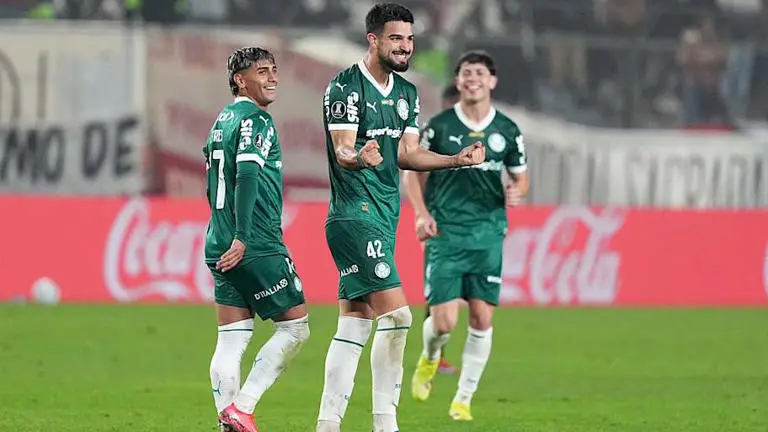 Flaco López marcou duas vezes contra o Universitário