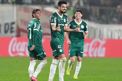 Flaco López marcou duas vezes contra o Universitário (Foto: Raul Sifuentes)