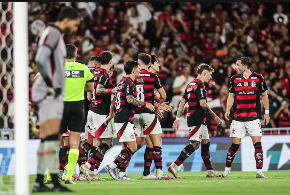 Flamengo na goleada sobre o Vitória, pelo Brasileirão.