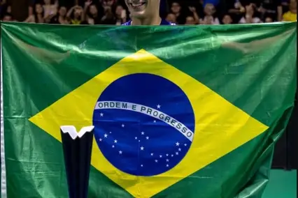 Hugo Calderano com o troféu do WTT de Foz do Iguaçu (Foto: WTT)
