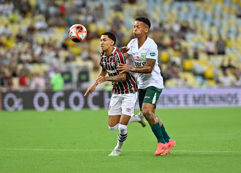 Isaque tenta dominar a bola em Fluminense x Boavista