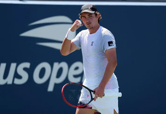 João Fonseca fez sua estreia no US Open nesta segunda-feira diante do sérvio Miomir Kecmanovic