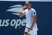 João Fonseca fez sua estreia no US Open nesta segunda-feira diante do sérvio Miomir Kecmanovic (Foto: None)