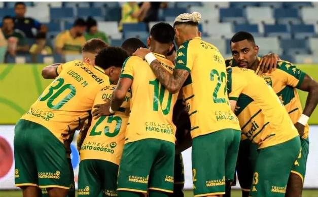 Jogadores do Cuiabá durante partida