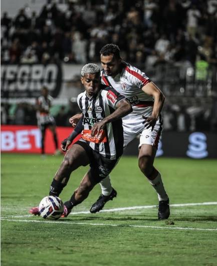 Jogadores do Cuiabá durante partida