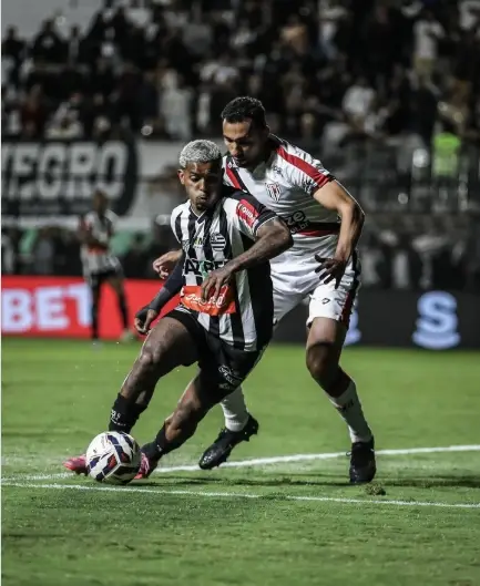 Jogadores do Cuiabá durante partida