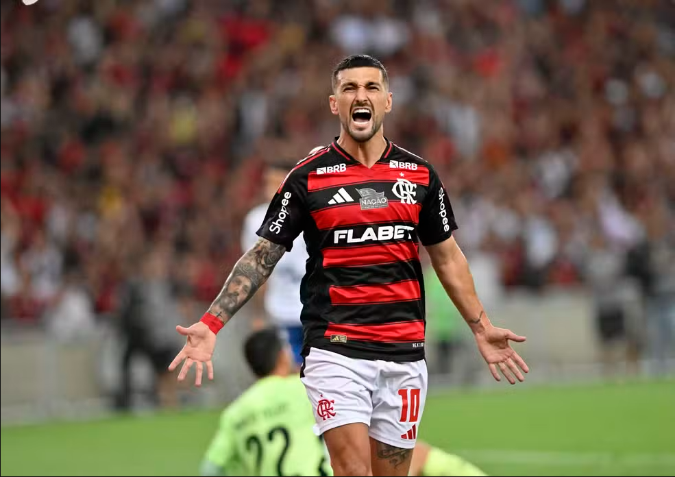 Líder da artilharia com sete gols, Arrascaeta comemora o gol marcado sobre o Bahia, na 8ª rodada