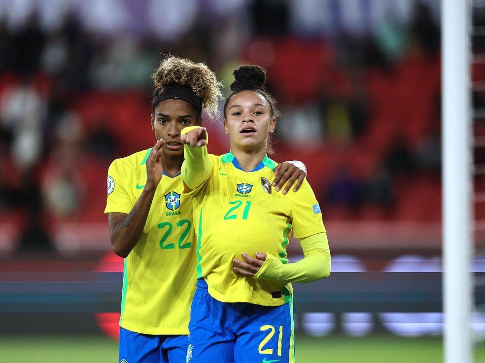 Luany e Dudinha em Brasil x Uruguai
