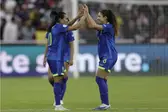 Marta e Angelina em Colômbia x Brasil (Foto: REUTERS/Cristina Vega)
