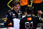 Max Verstappen após o treino classificatório, ao lado de Piastri, no GP da Inglaterra (Foto: Ben STANSALL / AFP)