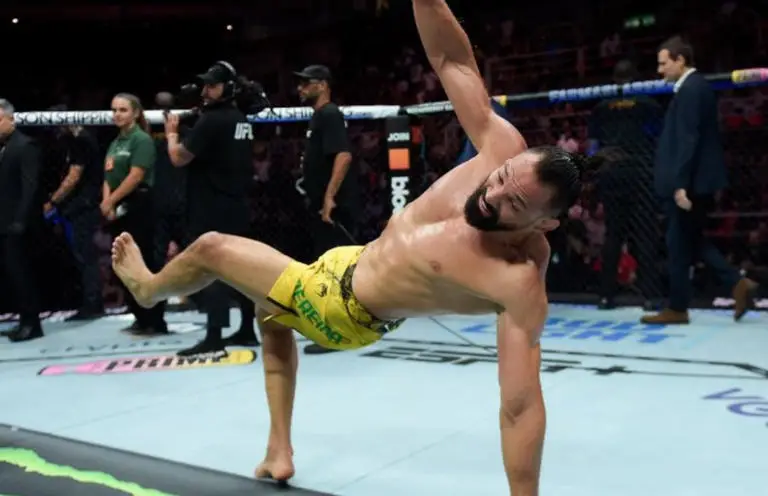 Michel Pereira comemora vitória no UFC 301