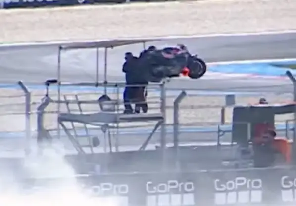 Moto decola e quase atinge cinegrafista em classificação na MotoGP