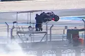 Moto decola e quase atinge cinegrafista em classificação na MotoGP (Foto: Reprodução/Redes sociais)