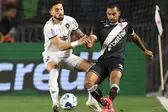 O cruzmaltino Paulo Henrique disputa a bola com o alvinegro Alex Telles (Foto: Vítor Silva/Botafogo)