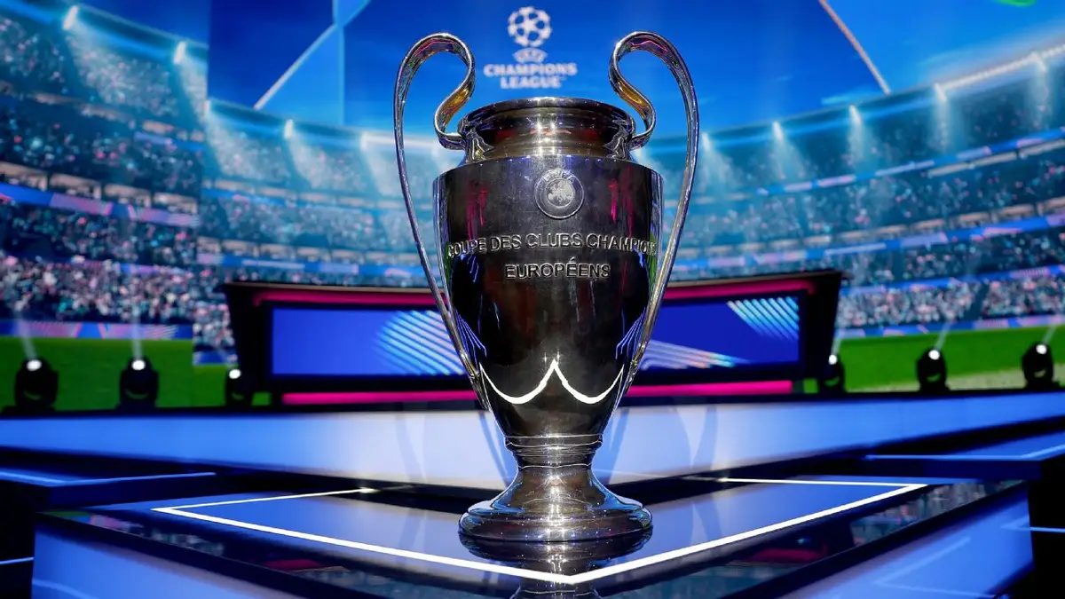 O troféu da Champions League antes do sorteio da fase de liga de 2025/26