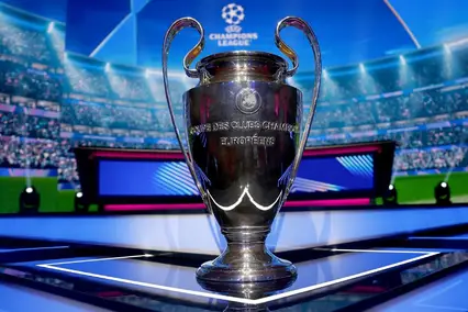 O troféu da Champions League antes do sorteio da fase de liga de 2025/26 (Foto: EFE/EPA/MOHAMMED BADRA)