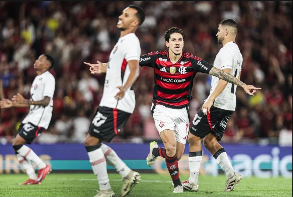 Pedro comemora um de seus gols na goleada sobre o Vitória, pelo Brasileirão