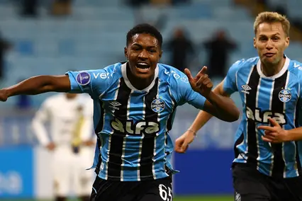 Riquelme pode voltar a ser titular (Foto: SILVIO AVILA)