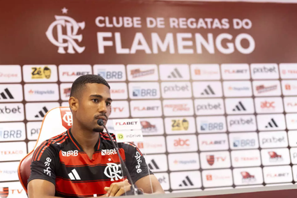 Samuel Lino em apresentação pelo Flamengo (Foto: Adriano Fontes/Flamengo / Jogada10)