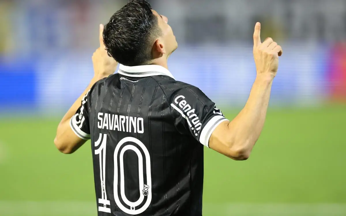 Savarino comemora gol marcado pelo Botafogo