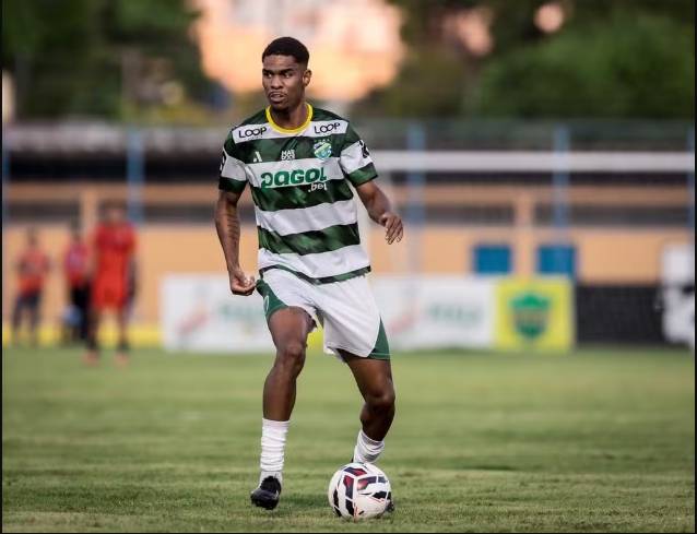 Sávio com a camisa do Altos
