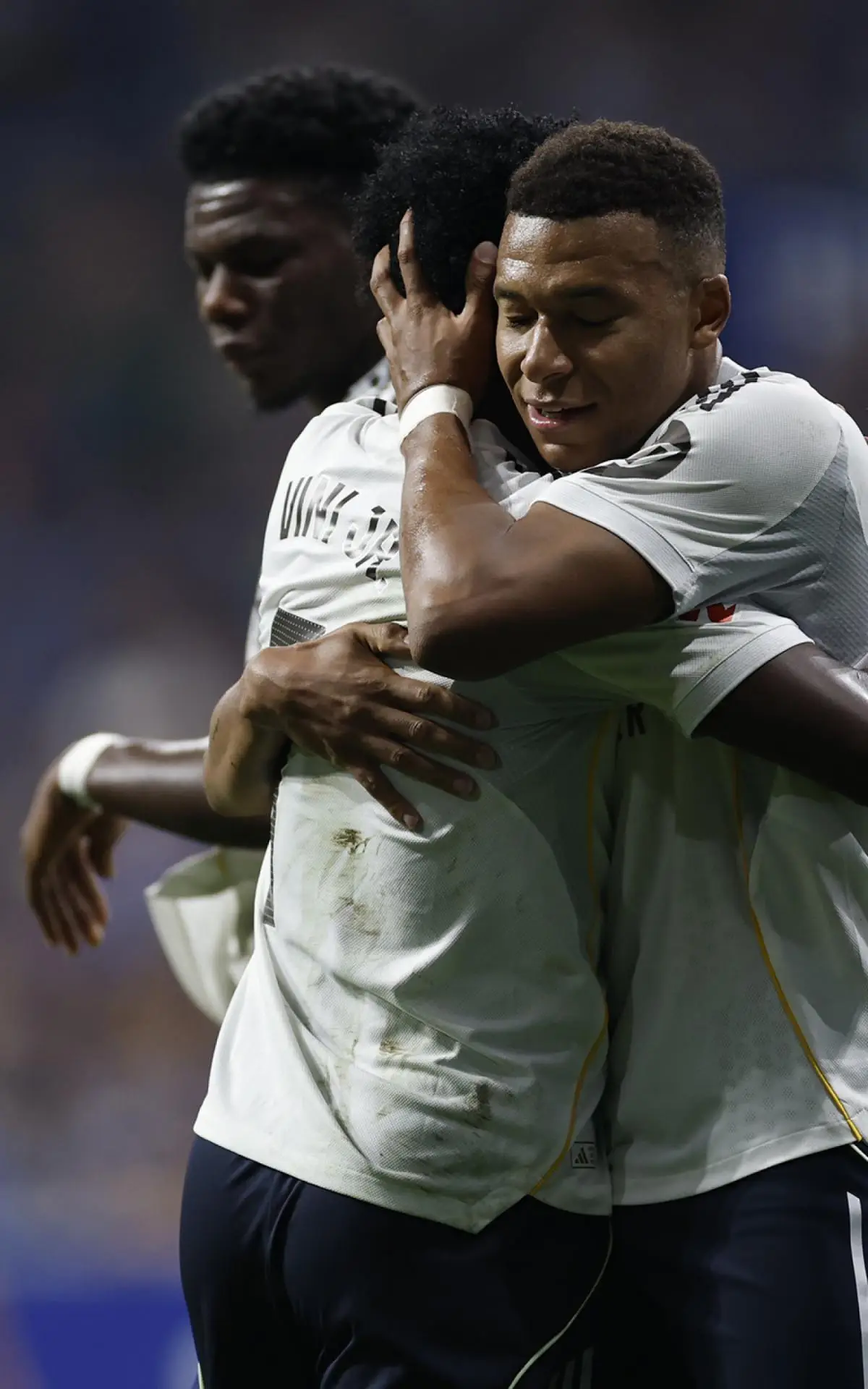 Vini Jr e Mbappé se abraçam em jogo do Real