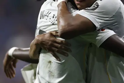 Vini Jr e Mbappé se abraçam em jogo do Real (Foto: Divulgação / Real Madrid)