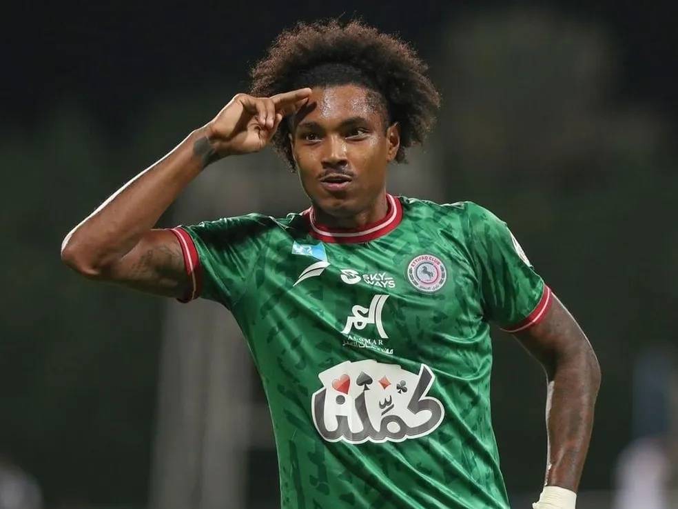 Vitinho comemora gol pelo Al Ettifaq