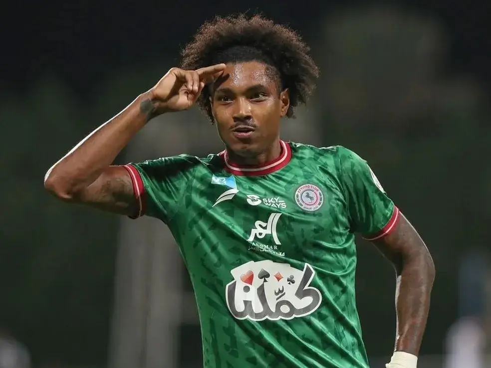 Vitinho comemora gol pelo Al Ettifaq