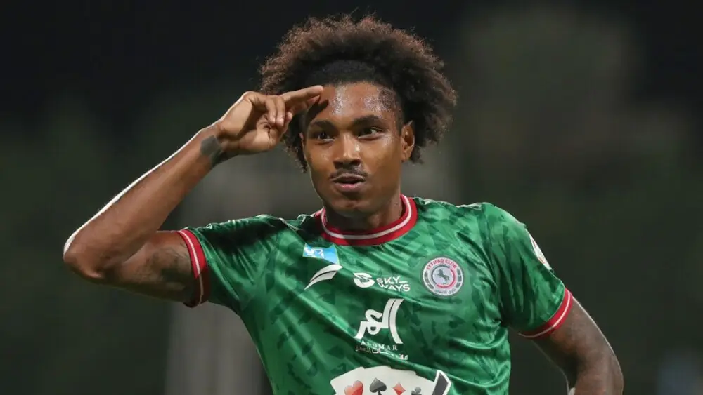 Vitinho comemora gol pelo Al Ettifaq