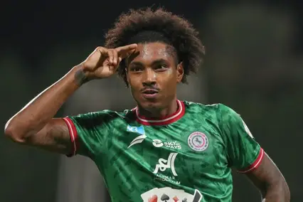 Vitinho comemora gol pelo Al Ettifaq (Foto: Divulgação)
