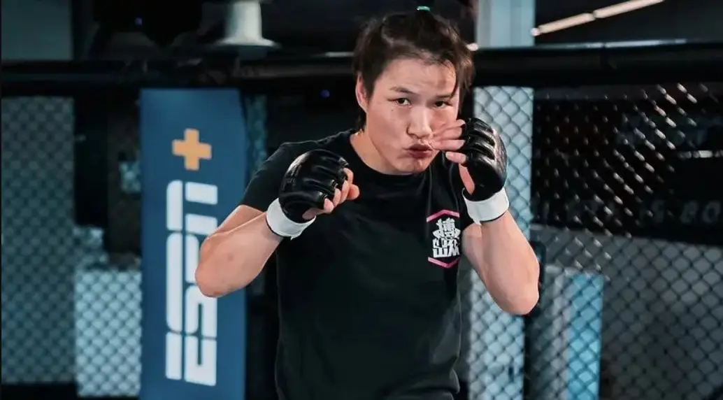 Weili Zhang deixará o cinturão peso palha vago.